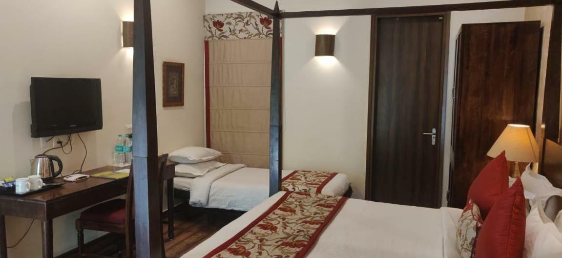 Devraj Niwas Hotel Jaipur Bagian luar foto
