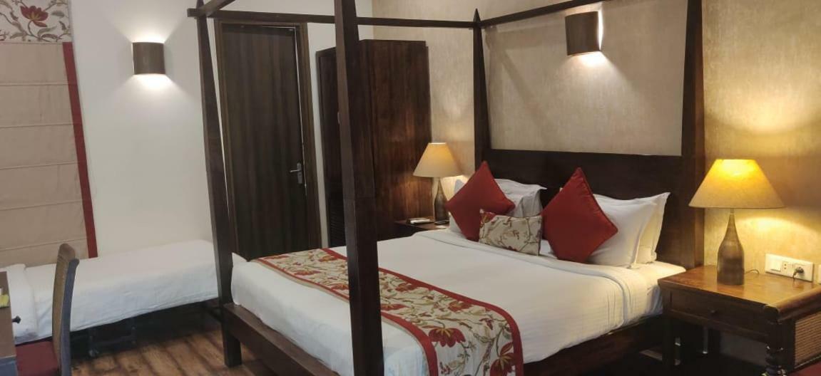 Devraj Niwas Hotel Jaipur Bagian luar foto
